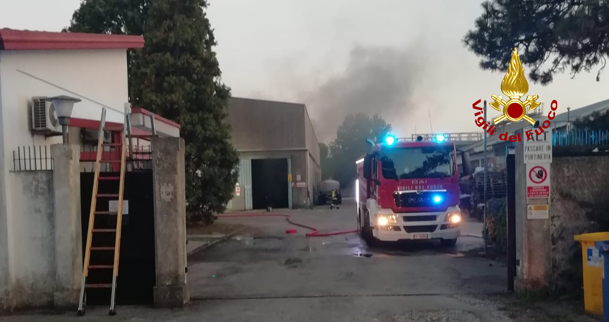MESTRE: PRINCIPIO D'INCENDIO IN UN'AZIENDA DI PRODOTTI CHIMICI, AL LAVORO I VIGILI DEL FUOCO